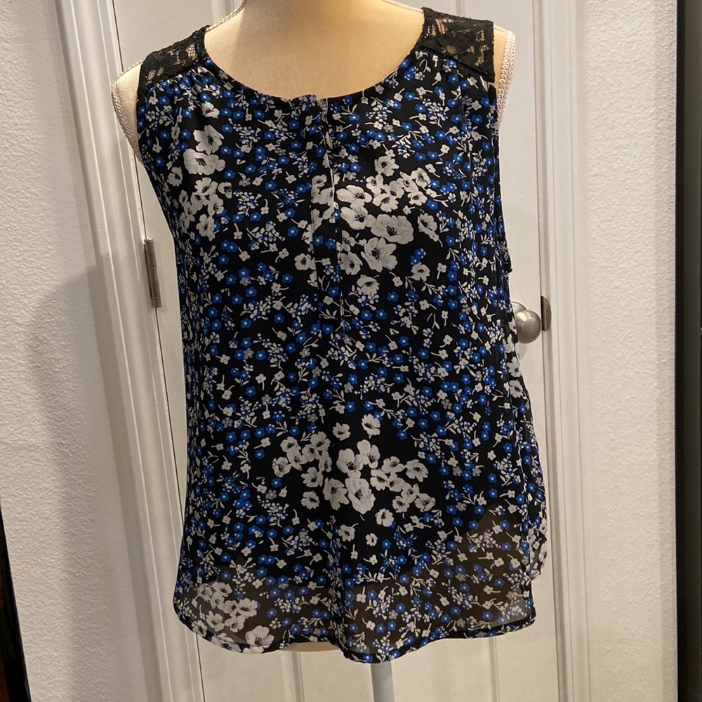 Pretty Floral Blouse with Lace Detailed Back by Q&A, Petite L, Like New!
